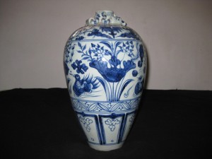 ANTIQUE CHINESE BLUE & WHITE...