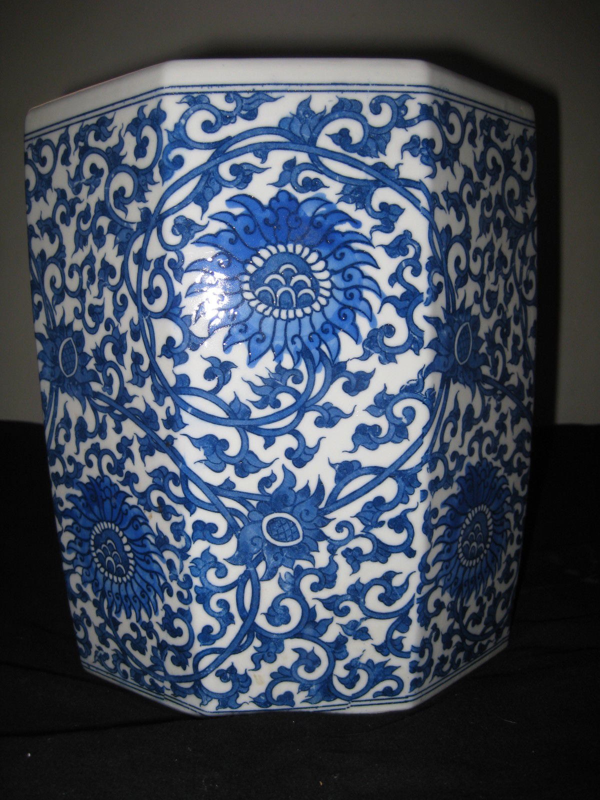 ANTIQUE CHINESE BRUSH POT PORCELAIN OCTAGON BLUE AND WHITE, 19TH CENTURY.