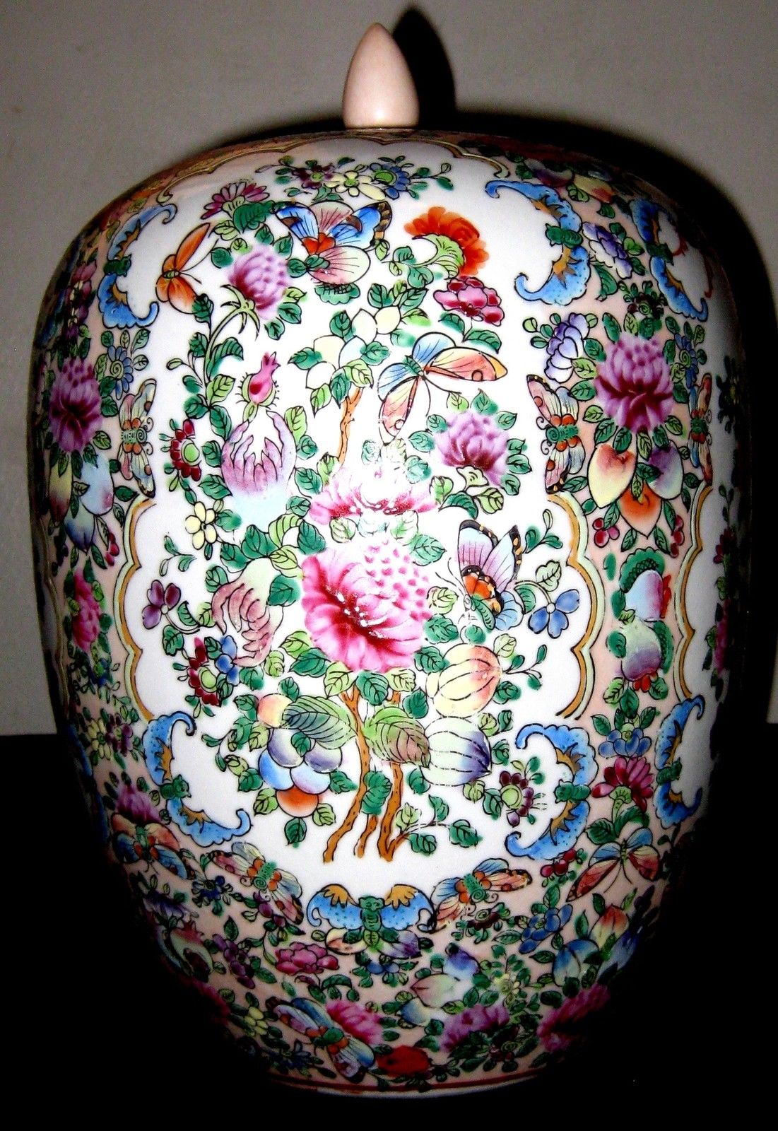 Antique Chinese Export Porcelain Jar With Lid, 19th Century; NR.