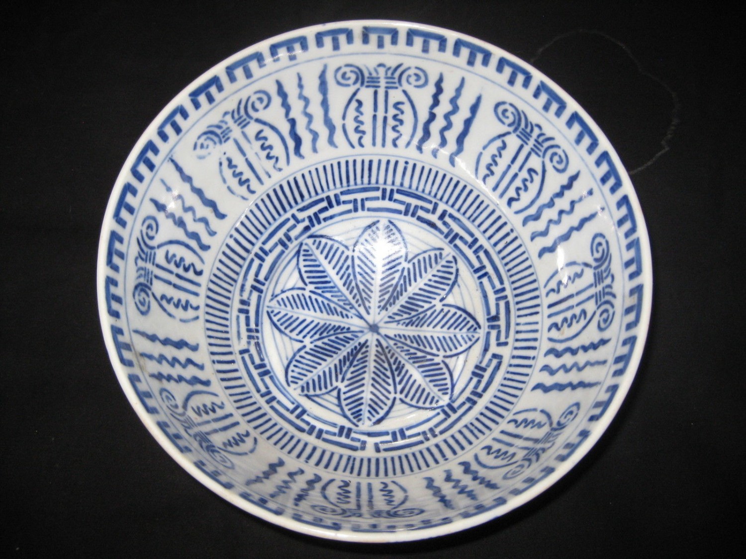 CHINESE PORCELAIN EXPORT BLUE AND WHITE BOWL