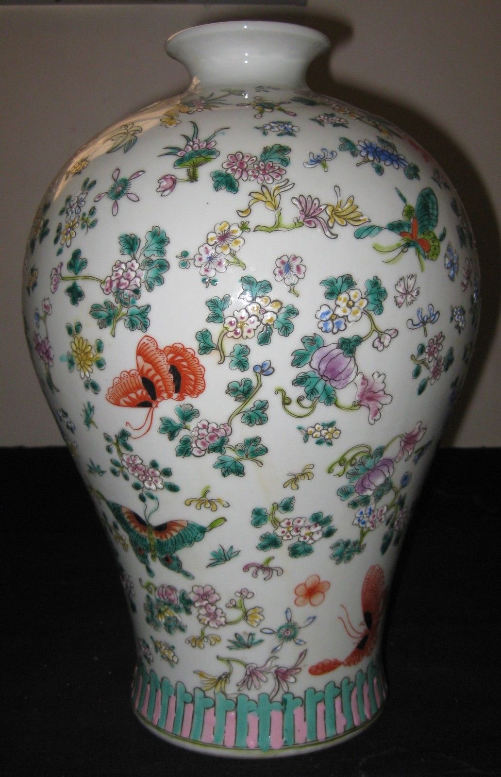 ANTIQUE CHINESE PORCELAIN BUTTERFLY FLOWER VASE,19TH C,QING DYNASTY,KANGXI MARK.