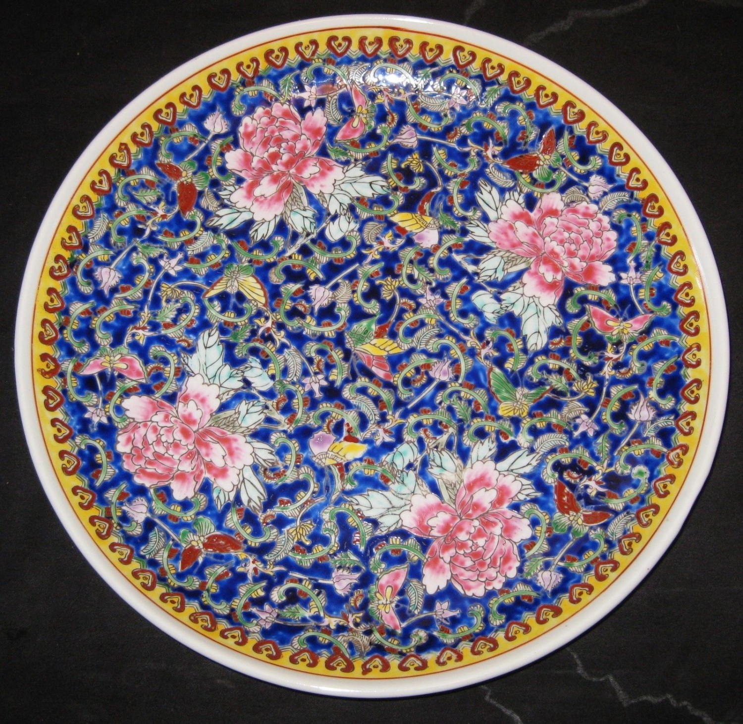 ANTIQUE CHINESE FAMILLE ROSE PORCELAIN CHARGER PLATE,19TH C., QIANLONG MARK.