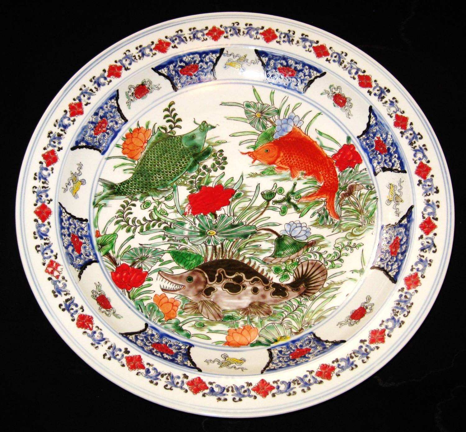 ANTIQUE CHINESE PORCELAIN CHARGER FISHES 45 CM, HAND PAINTED GUANGXU MARK